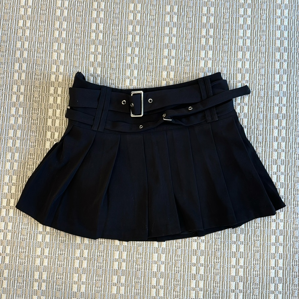 Small black skirt built in double belt
